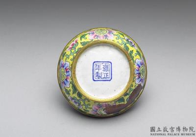 图片[3]-Copper box with painted enamel decor in the shape of a bottle, Qing dynasty, Yongzheng reign (1723-1735)-China Archive